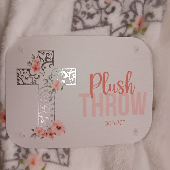 Plush throw. Floral crosses. 50"x70" - Picture 2 of 4